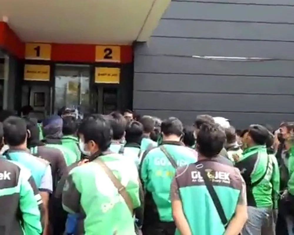Aktivitas layanan di McDonald's Citraland Semarang